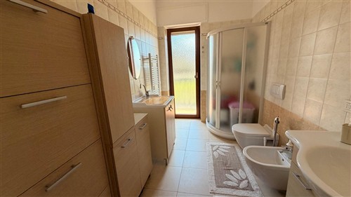 Villa a Pochi Passi, Completa di Tutti i Servizi. Buono Stato.